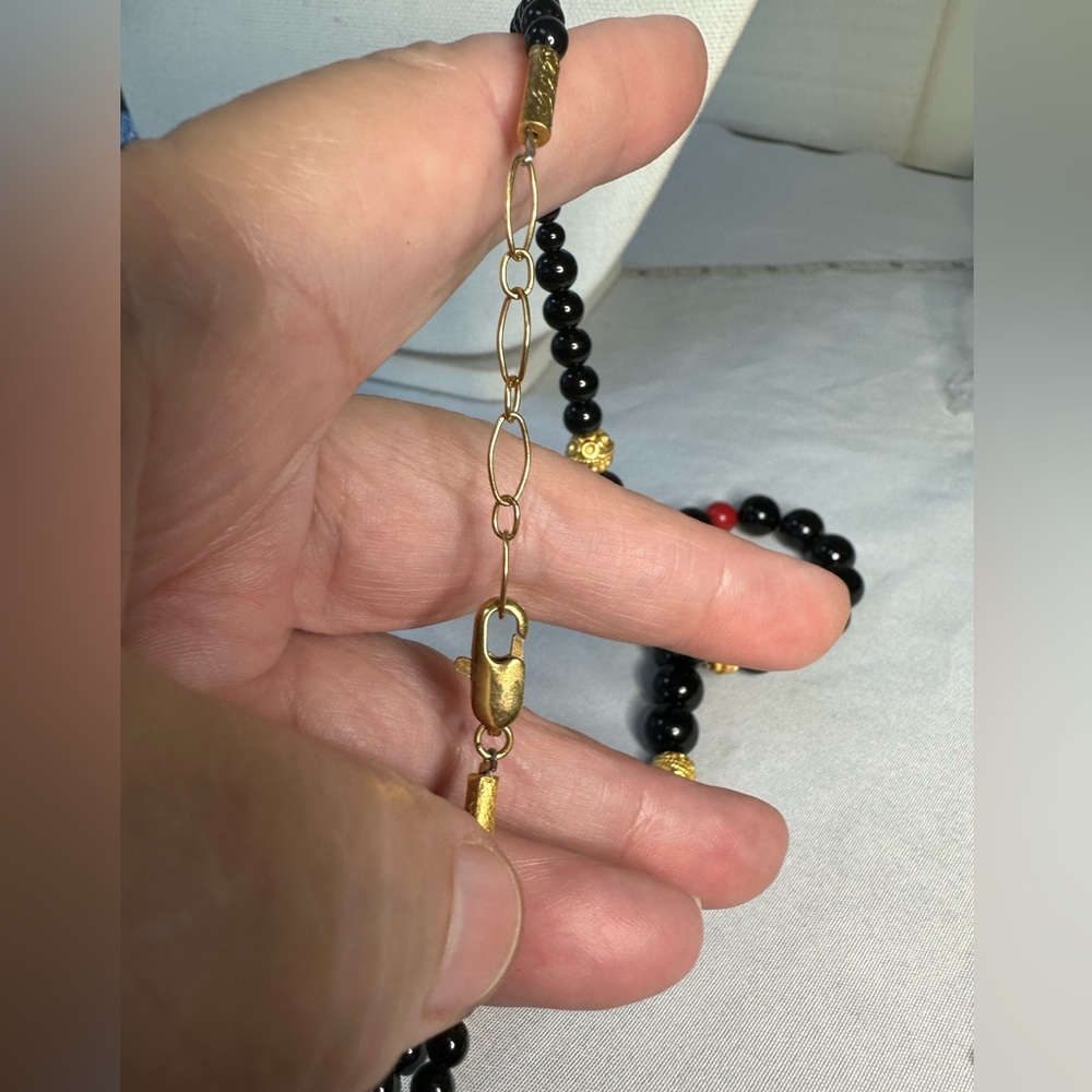 Black onyx and gold bead necklace - Picture 5 of 7